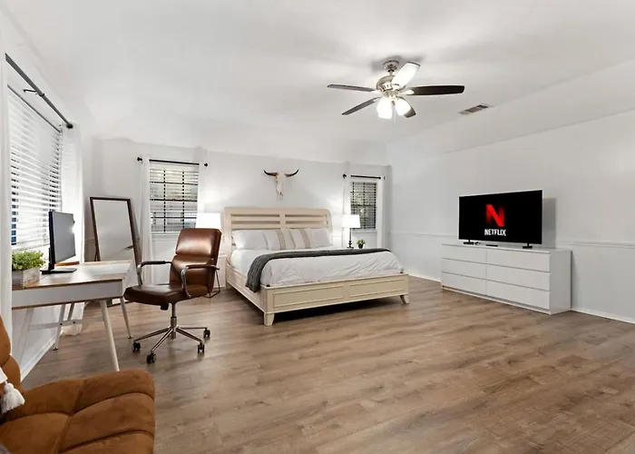 Holiday home Timeless-texas-inn - Heated Pool Oasis & Lux Vibe Round Rock