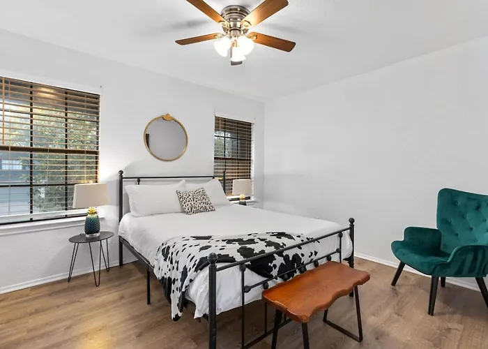 Timeless-texas-inn - Heated Pool Oasis & Lux Vibe *