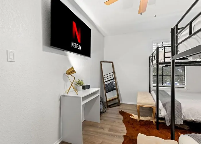 Timeless-texas-inn - Heated Pool Oasis & Lux Vibe