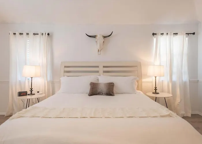Timeless-texas-inn - Heated Pool Oasis & Lux Vibe *