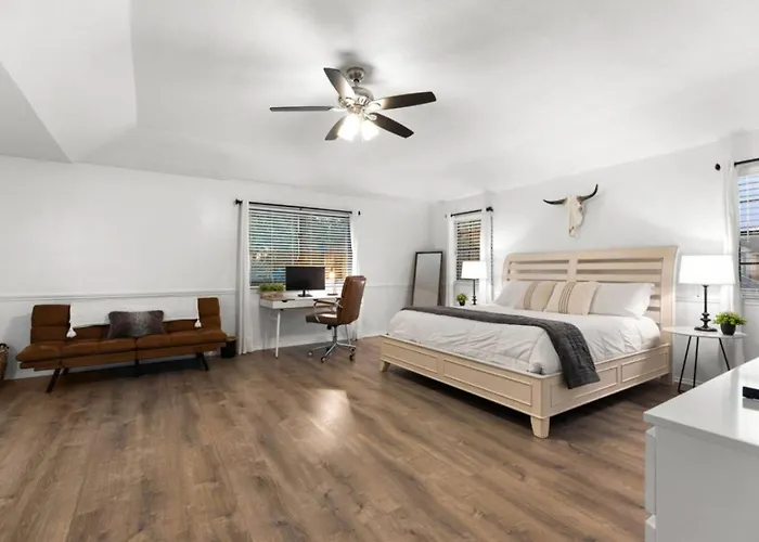 Timeless-texas-inn - Heated Pool Oasis & Lux Vibe Holiday home Round Rock