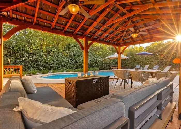 Timeless-texas-inn - Heated Pool Oasis & Lux Vibe